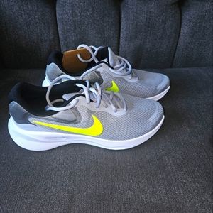 Nike Revolution 7 Size 8